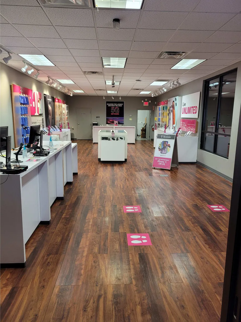 Foto del interior de la tienda T-Mobile en Seneca Tpke & Sangertown Sq, New Hartford, NY