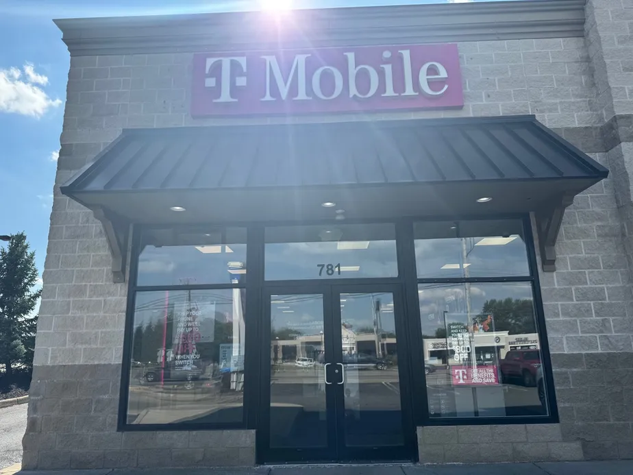  Exterior photo of T-Mobile Store at Town & Country Shopping Center, Ontario, OH 
