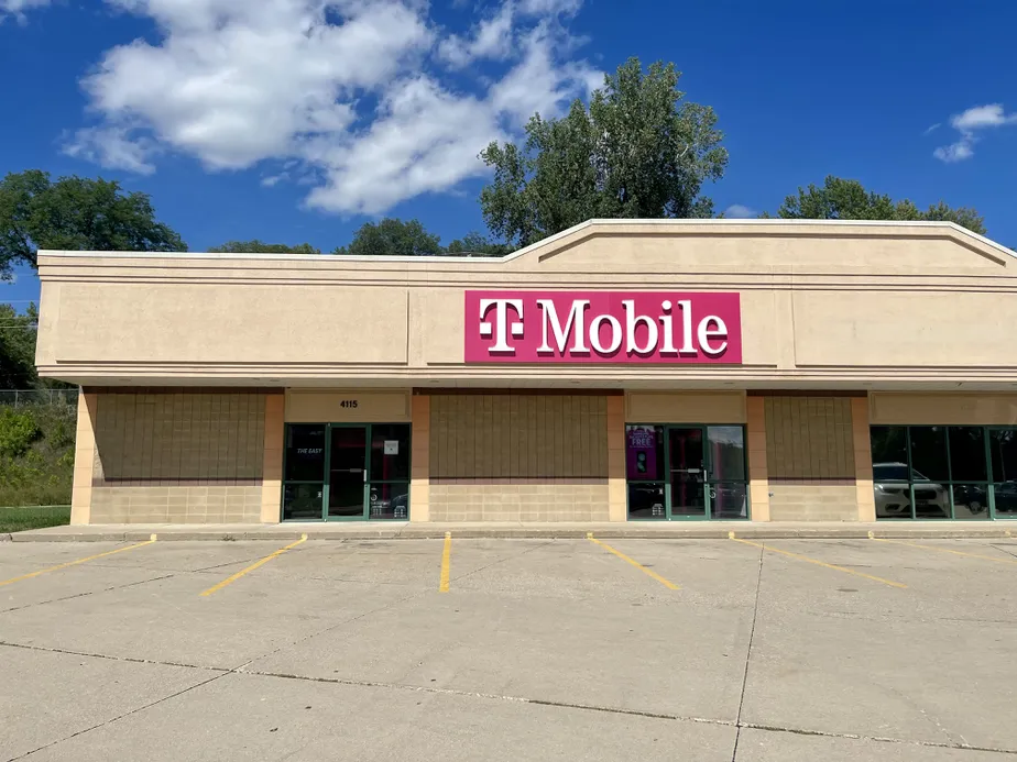 Exterior photo of T-Mobile Store at Gordon Dr & Stone Ave, Sioux City, IA