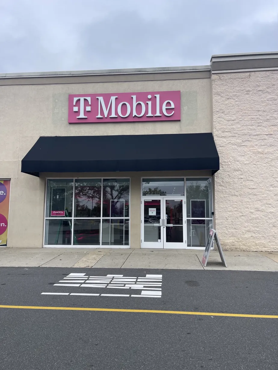 Foto del exterior de la tienda T-Mobile en Carolina Pavilion, Charlotte, NC