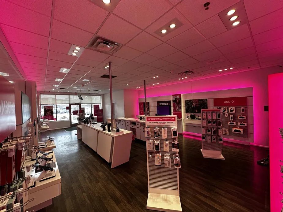 Foto del interior de la tienda T-Mobile en France & Old Shakopee, Bloomington, MN