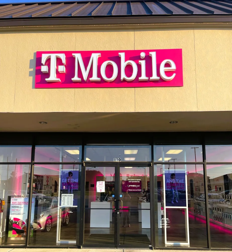  Exterior photo of T-Mobile Store at Hardy St & 29th Ave, Hattiesburg, MS 