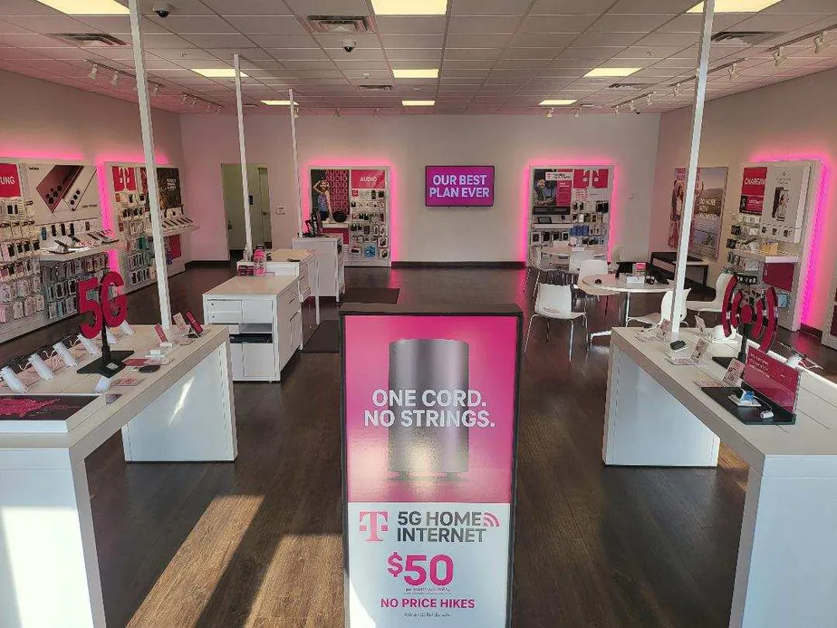 Foto del interior de la tienda T-Mobile en 23rd St & US 169, Grand Rapids, MN