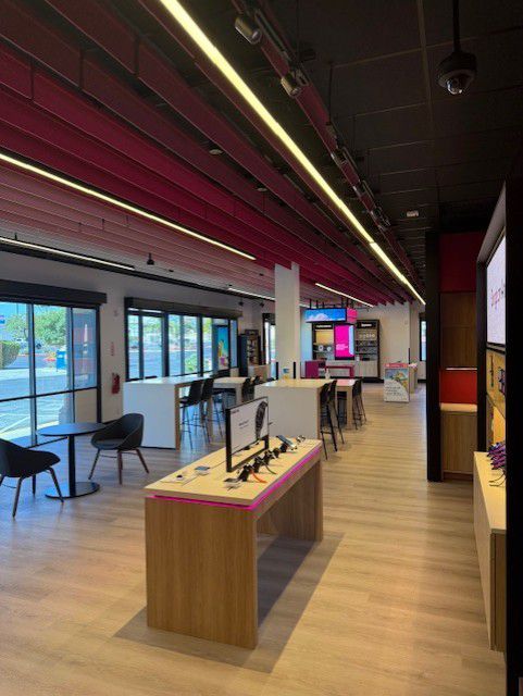 Foto del interior de la tienda T-Mobile en Rainbow & Lake Mead, Las Vegas, NV