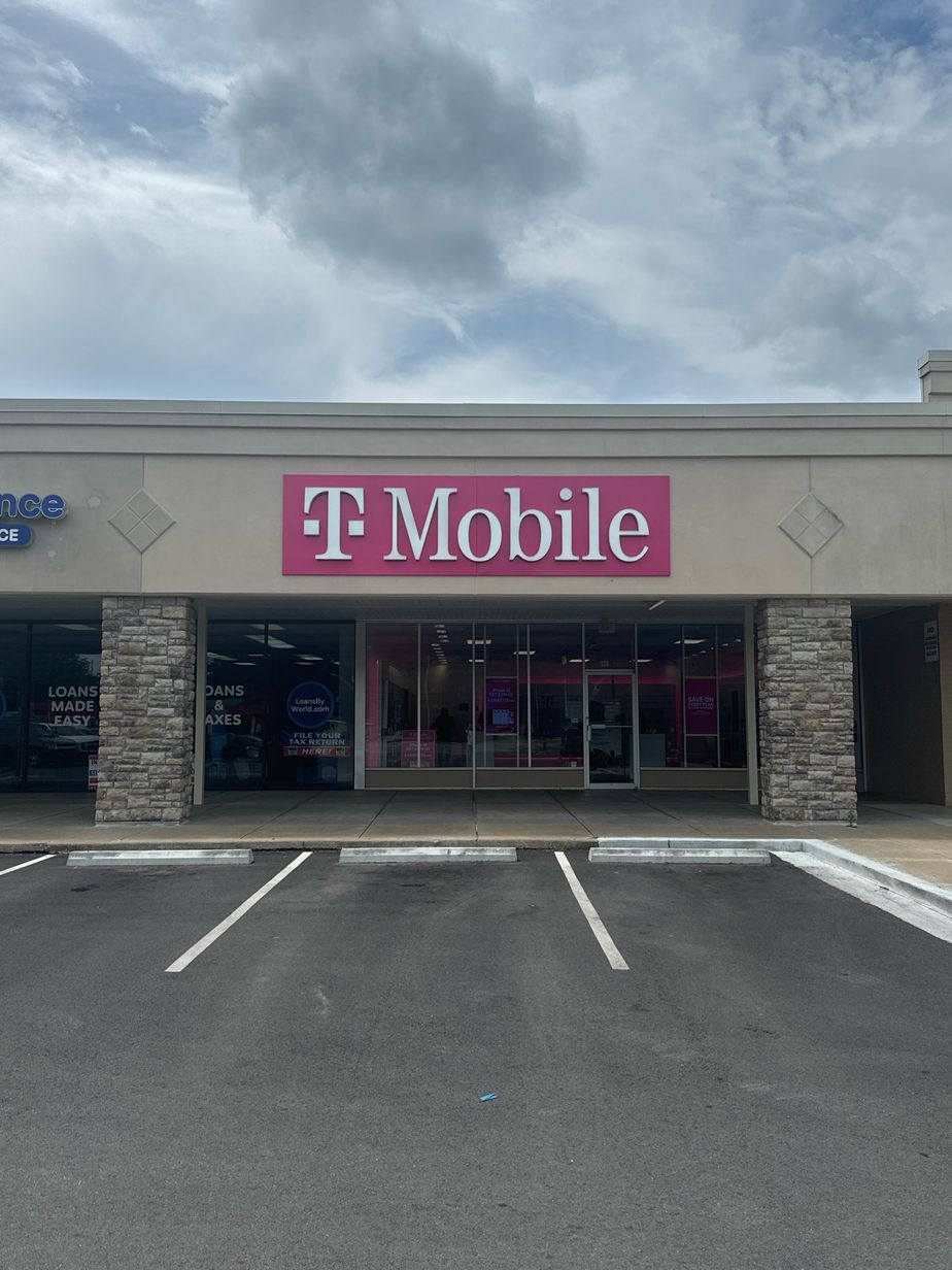 Exterior photo of T-Mobile Store at W Taft Ave & Main St, Sapulpa, OK