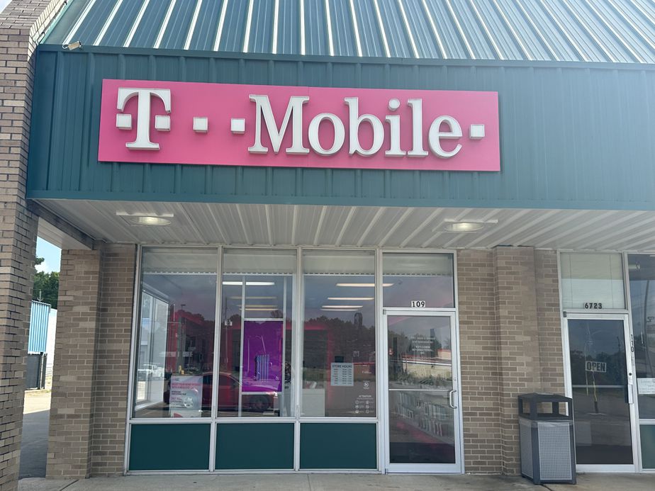 Exterior photo of T-Mobile Store at Pines Rd & Financial Plaza, Shreveport, LA