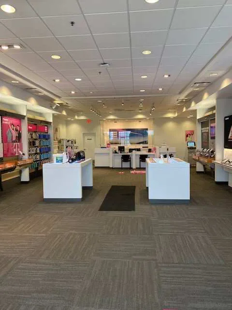 Foto del interior de la tienda T-Mobile en Baldwin Rd & N Lake Angelus Rd, Auburn Hills, MI