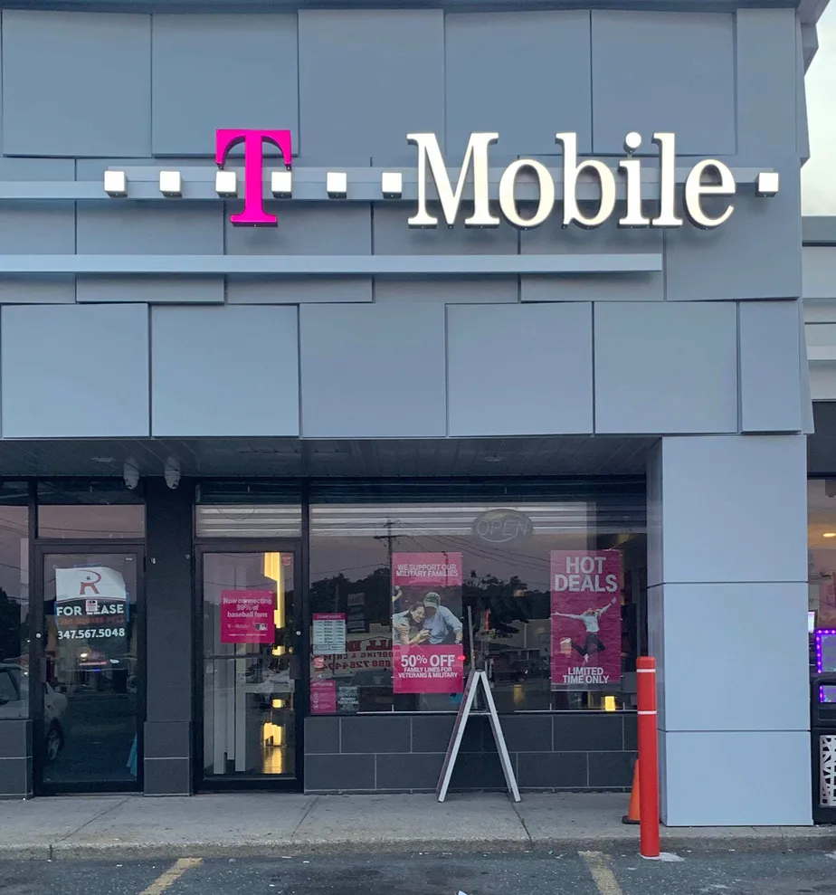 Exterior photo of T-Mobile store at Ny 112 & I-495, Medford, NY