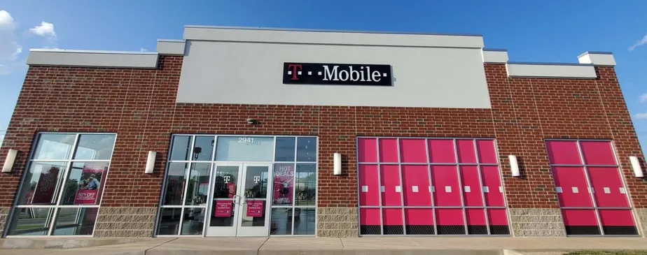 Exterior photo of T-Mobile store at Veterans Memorial Parkway & Zumbehl, St. Charles, MO