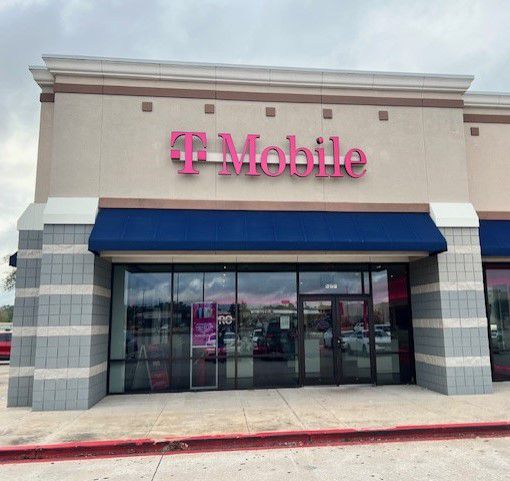 Exterior photo of T-Mobile Store at I-45 & Sh 105, Conroe, TX