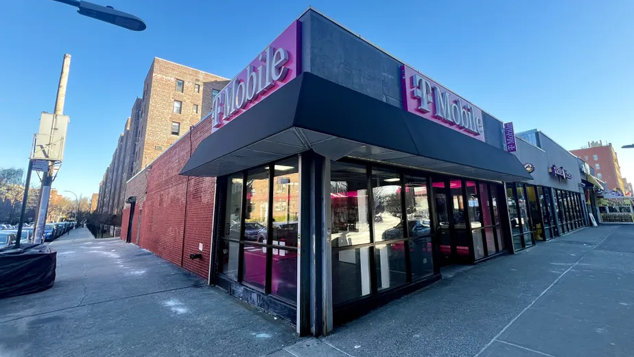 Foto del exterior de la tienda T-Mobile en 86th & Roosevelt Ave, Jackson Heights, NY
