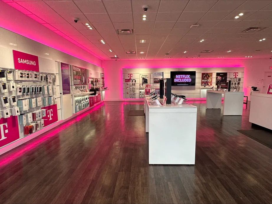  Interior photo of T-Mobile Store at Alexis & Lewis, Toledo, OH 