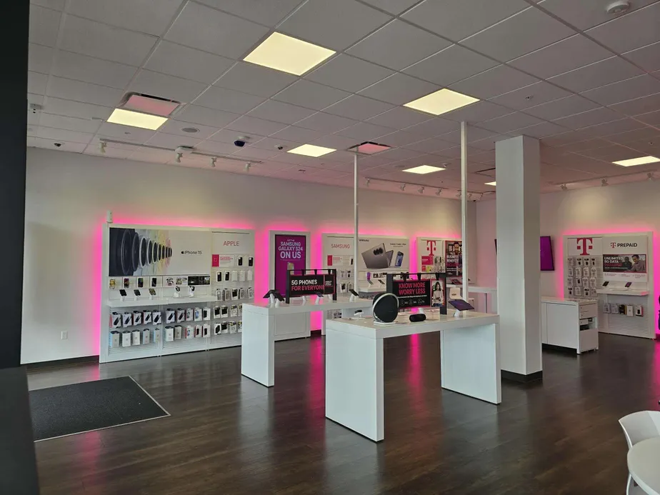  Interior photo of T-Mobile Store at S Orlando Ave & Minnesota Ave, Winter Park, FL 