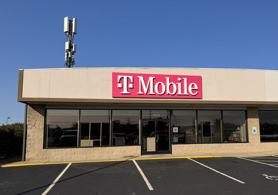Exterior photo of T-Mobile Store at N Dixie Hwy & Ring Rd, Elizabethtown, KY