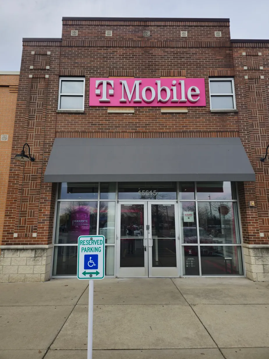 Foto del exterior de la tienda T-Mobile en Lagrange Rd & 156th, Orland Park, IL