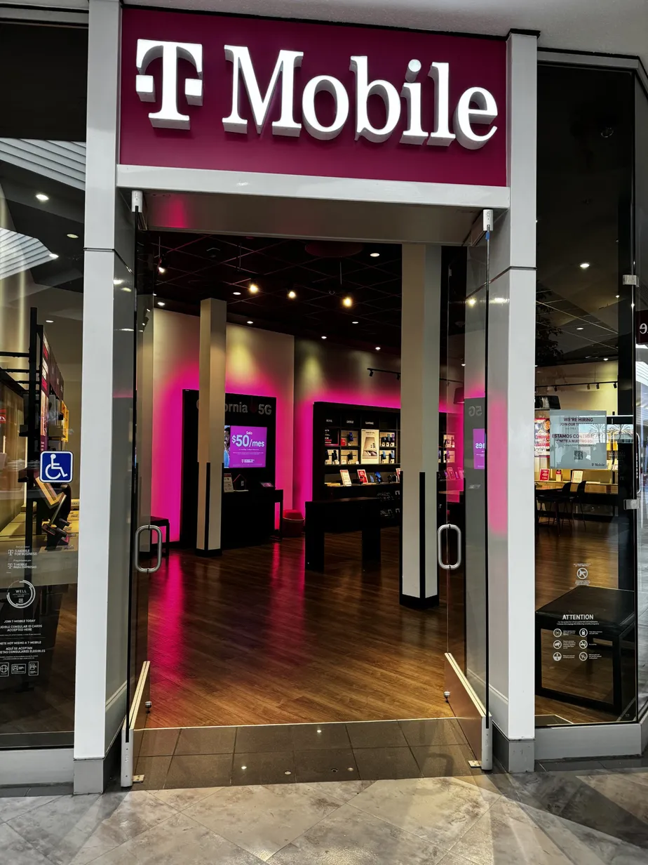 Foto del exterior de la tienda T-Mobile en Northridge Mall, Salinas, CA
