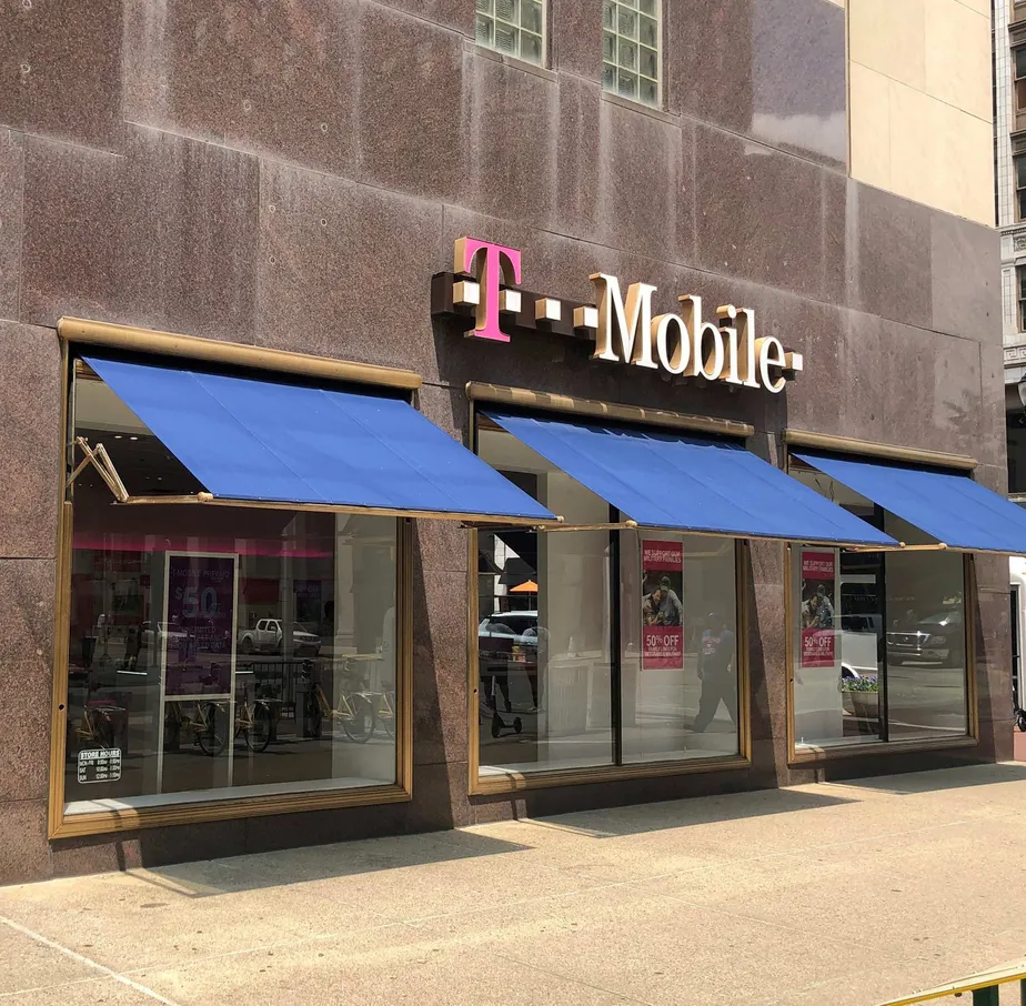 Foto del exterior de la tienda T-Mobile en Washington St & Meridian St, Indianapolis, IN