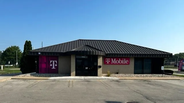  Exterior photo of T-Mobile Store at East Town, Green Bay, WI 