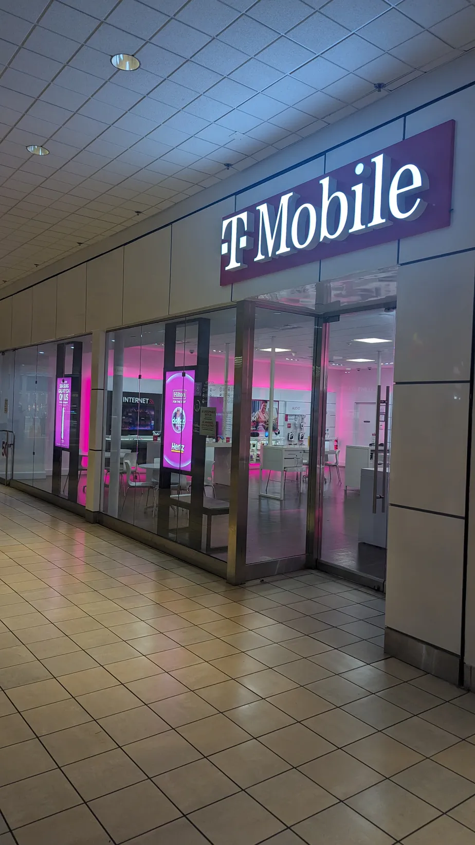 Foto del exterior de la tienda T-Mobile en Mall at Prince George's, Hyattsville, MD