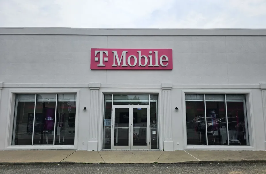  Exterior photo of T-Mobile Store at Richmond Ave & Rockland Ave, Staten Island, NY 