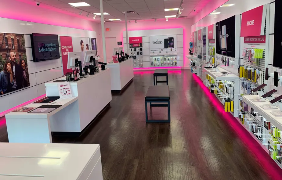 Foto del interior de la tienda T-Mobile en Foster Ave & Maxwell Ave, Crafton, PA