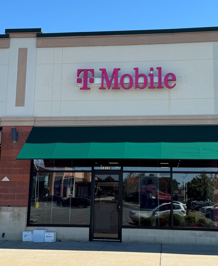 Exterior photo of T-Mobile Store at Fairview St & US 130, Delran, NJ
