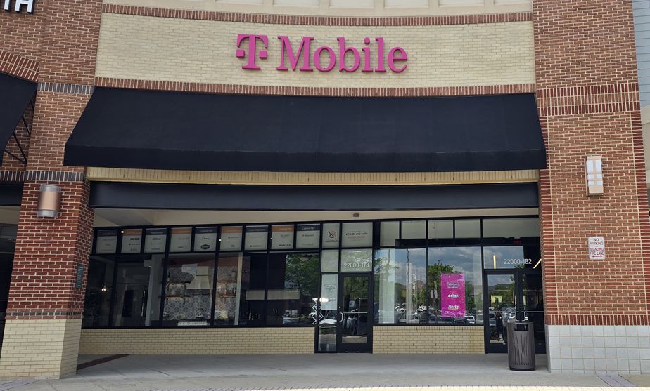 Exterior photo of T-Mobile Store at Dulles Retail Pl & Columbia Pl, Sterling, VA