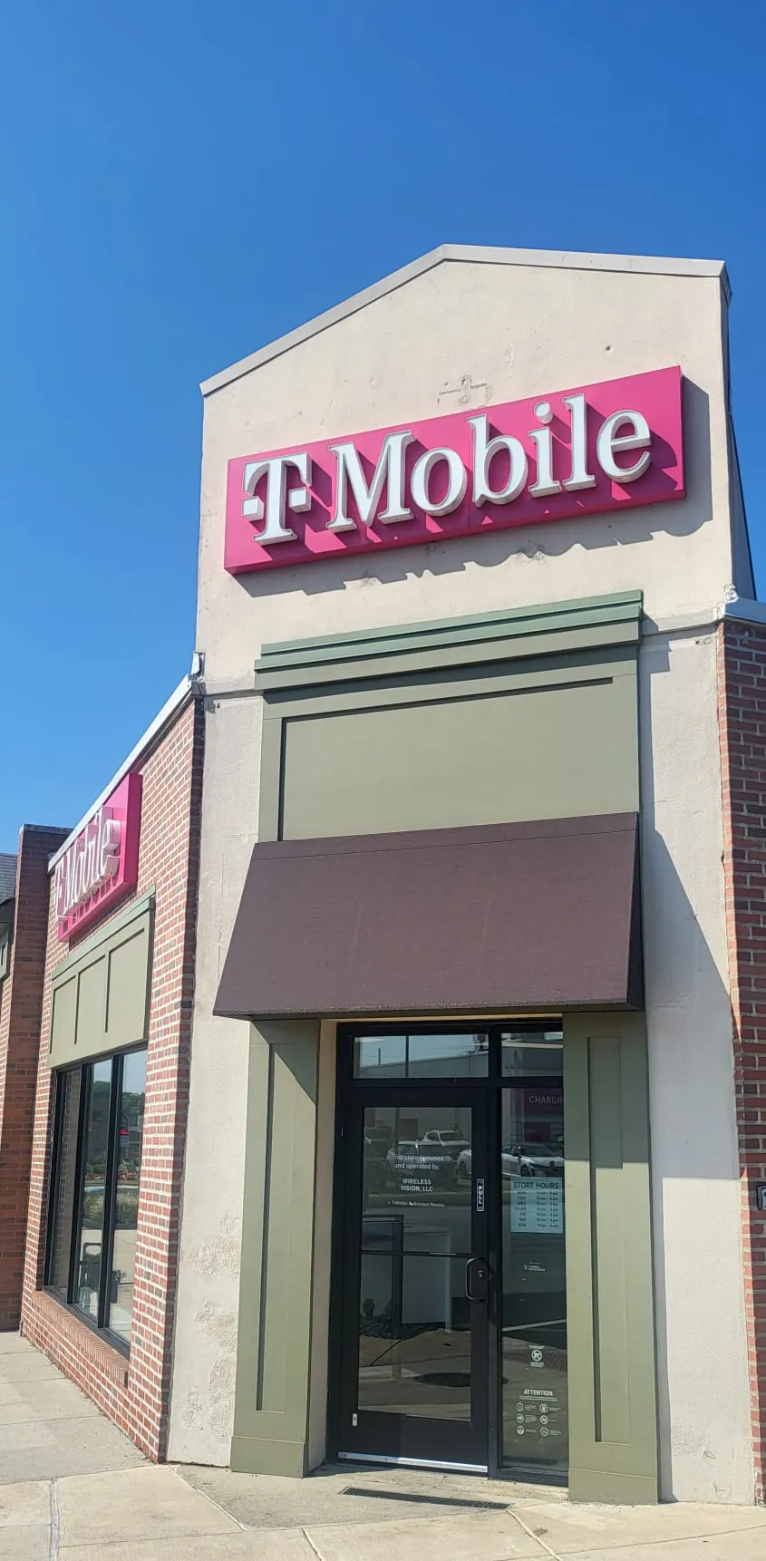  Exterior photo of T-Mobile Store at Twnshp Line Rd & Alexander Ave, Drexel Hill, PA 