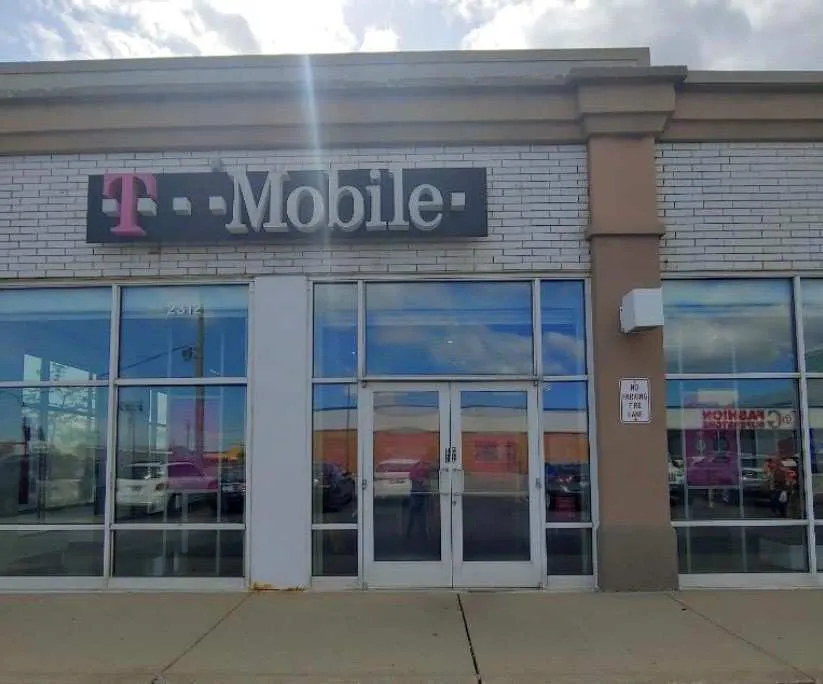 Exterior photo of T-Mobile store at Harlem & Cermak, North Riverside, IL