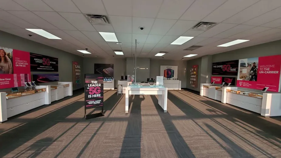 Foto del interior de la tienda T-Mobile en Mall Loop & Middletown Mall 2, White Hall, WV