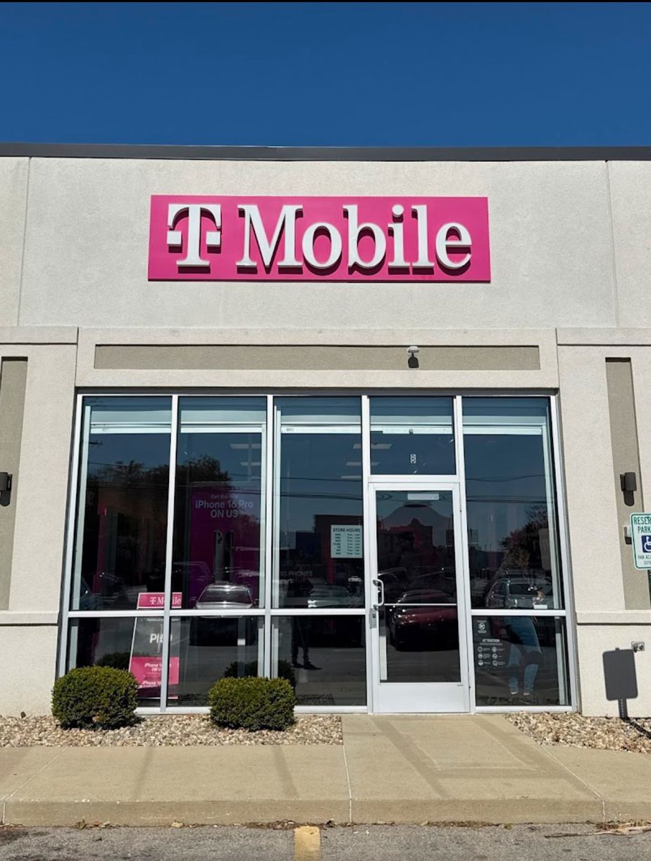 Exterior photo of T-Mobile Store at Reynolds & Elks Club, Pontiac, IL