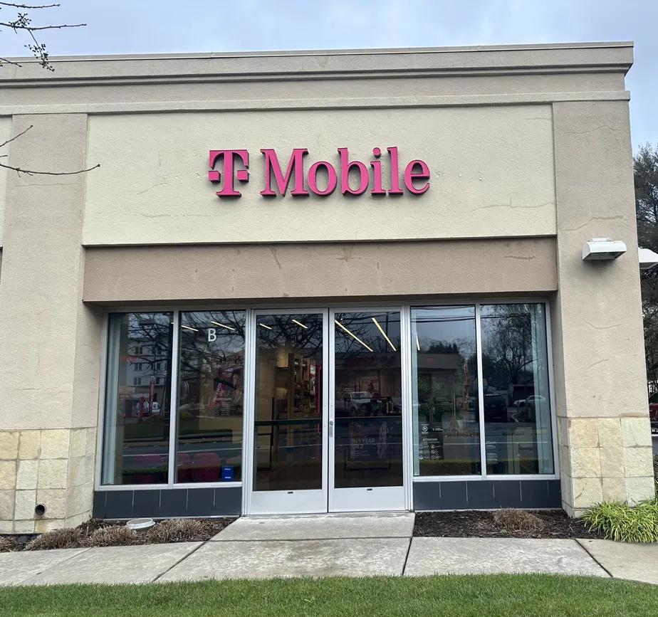 Foto del exterior de la tienda T-Mobile en College Ave & Mendocino Ave, Santa Rosa, CA