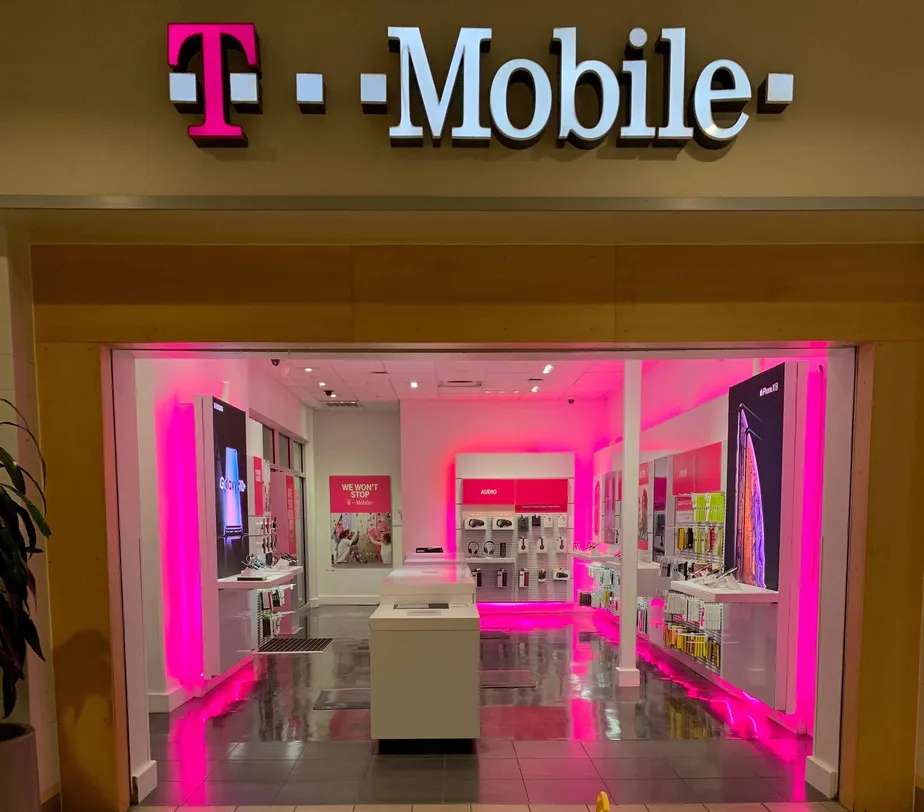 Exterior photo of T-Mobile store at Oakwood Shopping Center 2, Gretna, LA
