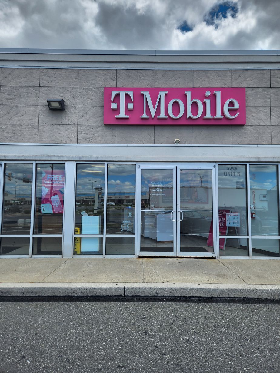 Exterior photo of T-Mobile Store at N 5th St Hwy & Elizabeth Ave, Reading, PA