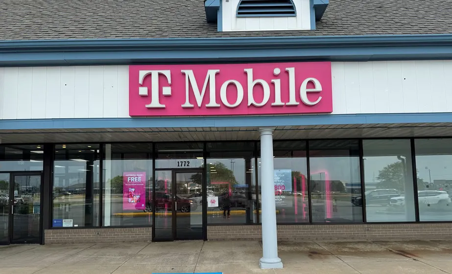  Exterior photo of T-Mobile Store at The Crossings at Hobart, Merrillville, IN 
