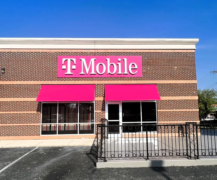 Exterior photo of T-Mobile Store at Hamilton Town Center, Chattanooga, TN