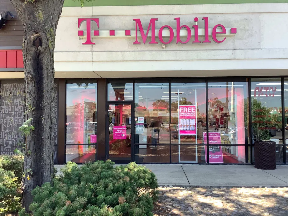 Exterior photo of T-Mobile store at S Wentworth Ave & W Garfield Blvd, Chicago, IL