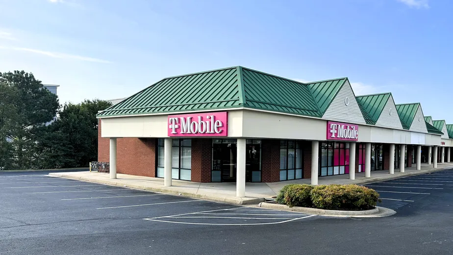 Exterior photo of T-Mobile Store at South Park Blvd & South Ave, Colonial Heights, VA