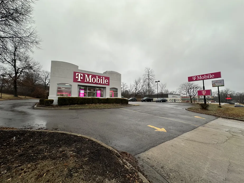  Exterior photo of T-Mobile Store at N Bluff Dr & University Ave, Fulton, MO 