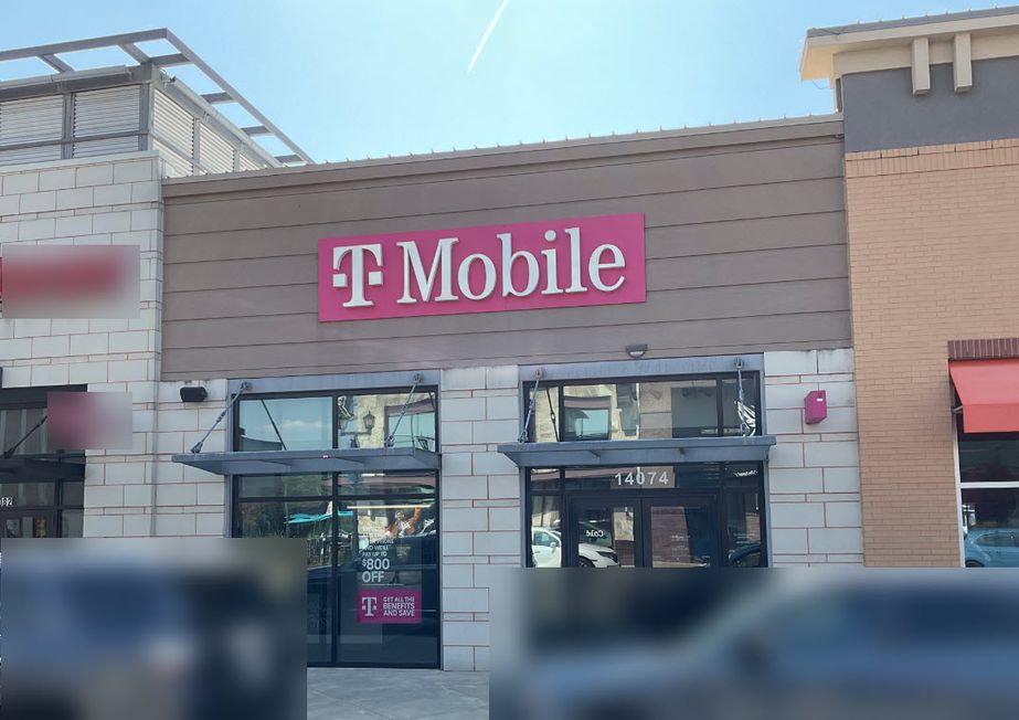 Exterior photo of T-Mobile Store at Promenade Fountain, Gainesville, VA
