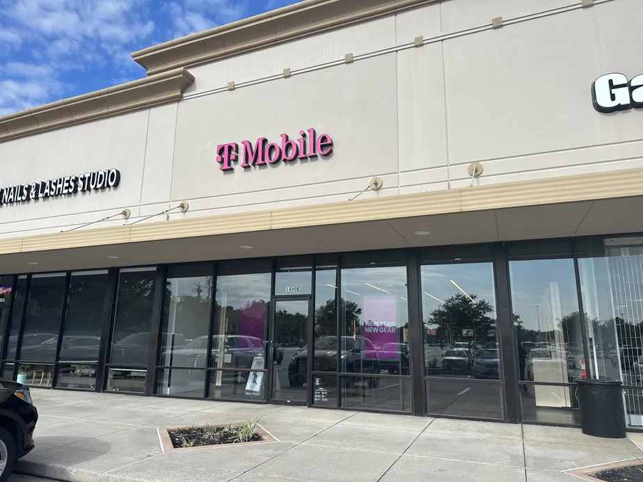 Exterior photo of T-Mobile Store at Lk Woodlands Dr & Pinecroft Dr, The Woodlands, TX