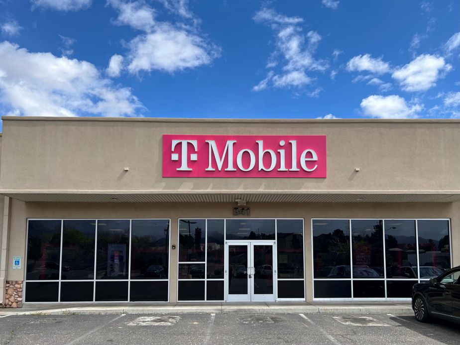 Exterior photo of T-Mobile Store at Main & Camino Real, Cottonwood, AZ