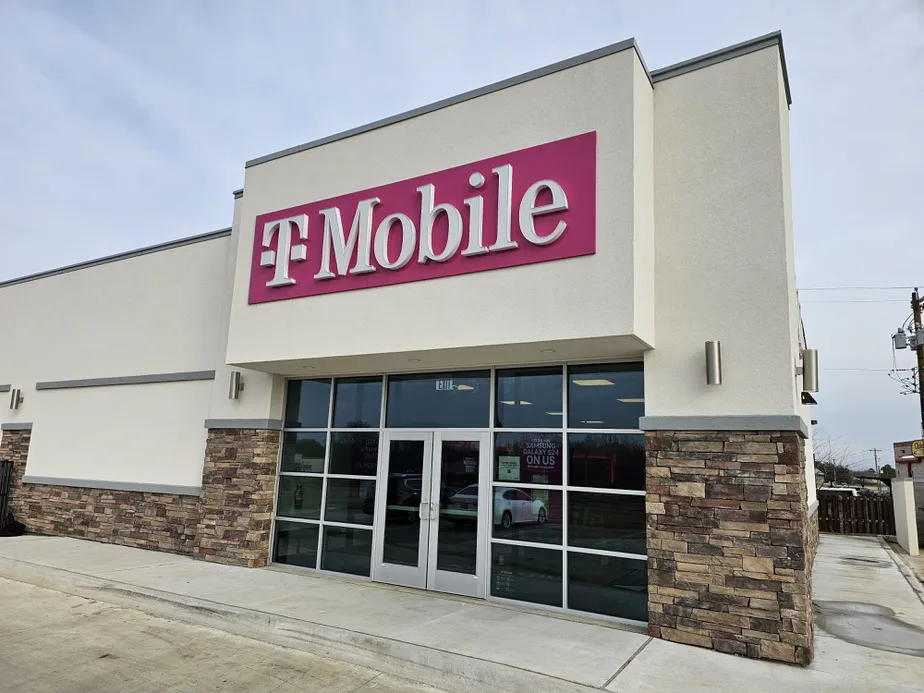 Exterior photo of T-Mobile Store at Main & Radio, Durant, OK 