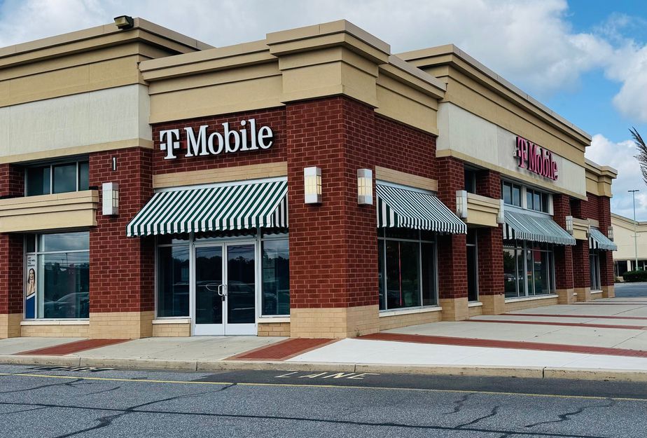 Exterior photo of T-Mobile Store at Hamilton Commons, Mays Landing, NJ