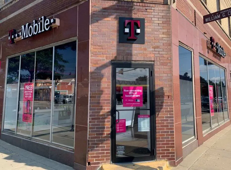 Exterior photo of T-Mobile store at 106th & Ewing, Chicago, IL