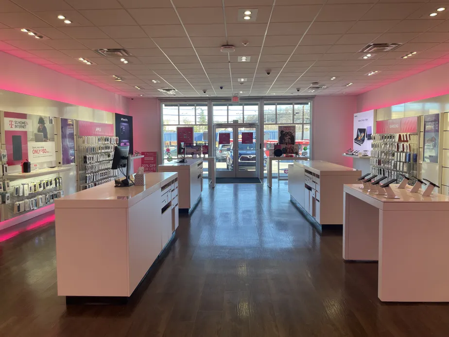 Foto del interior de la tienda T-Mobile en Clairton Blvd & Century III Mall Rd, Pittsburgh, PA