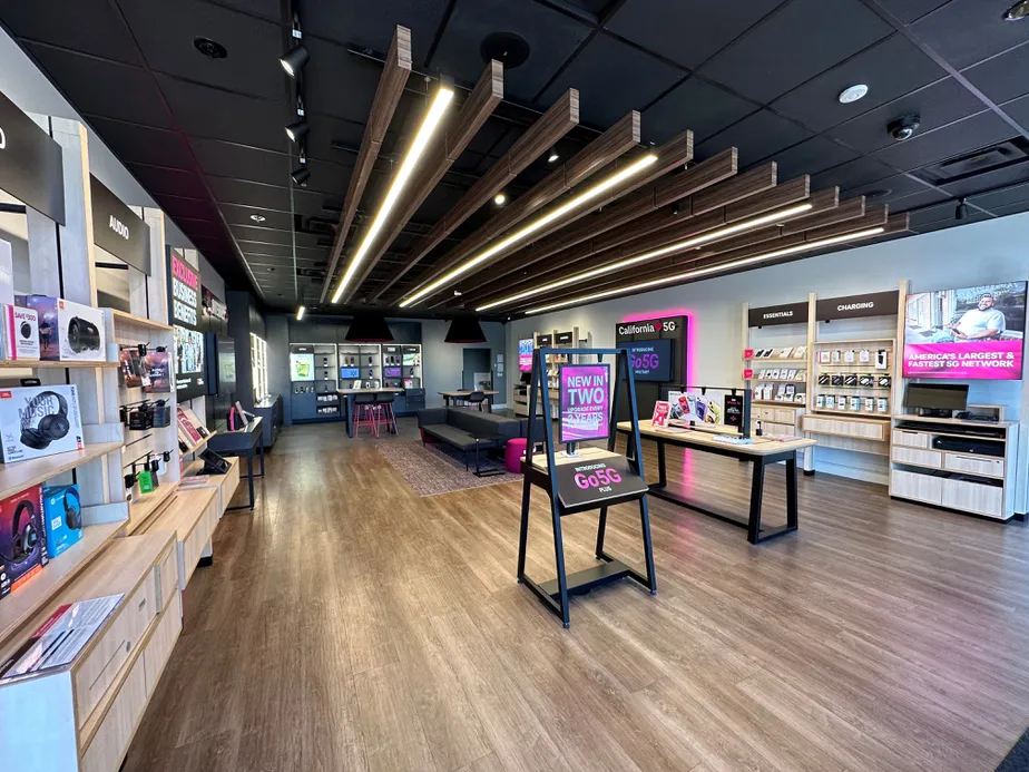 Foto del interior de la tienda T-Mobile en El Camino Real & Town Ctr Pl, Encinitas, CA