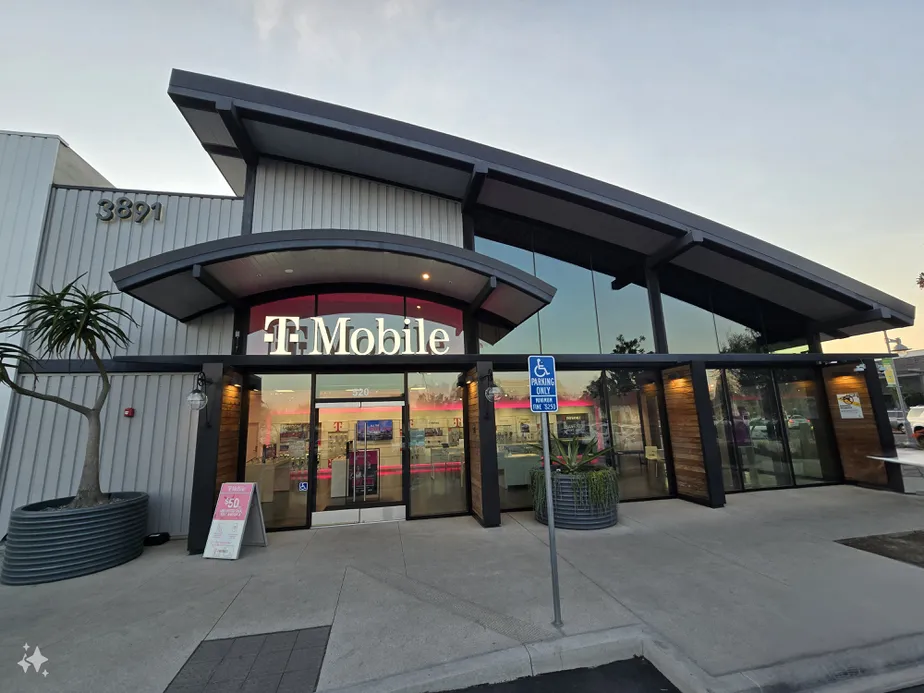 Foto del exterior de la tienda T-Mobile en Lakewood & Carson, Long Beach, CA