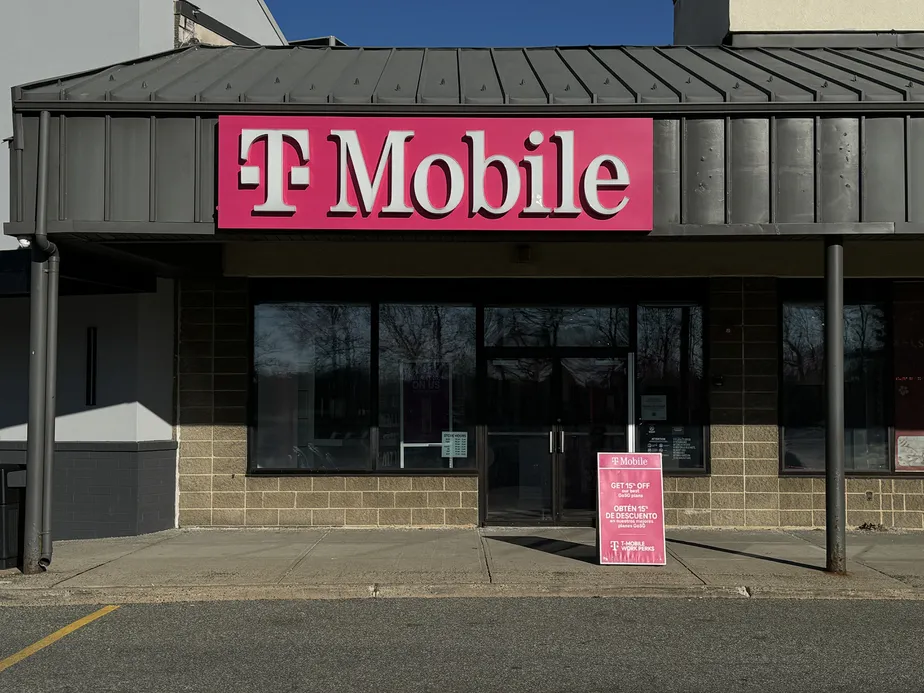Foto del exterior de la tienda T-Mobile en Spring Valley Marketplace, Spring Valley, NY