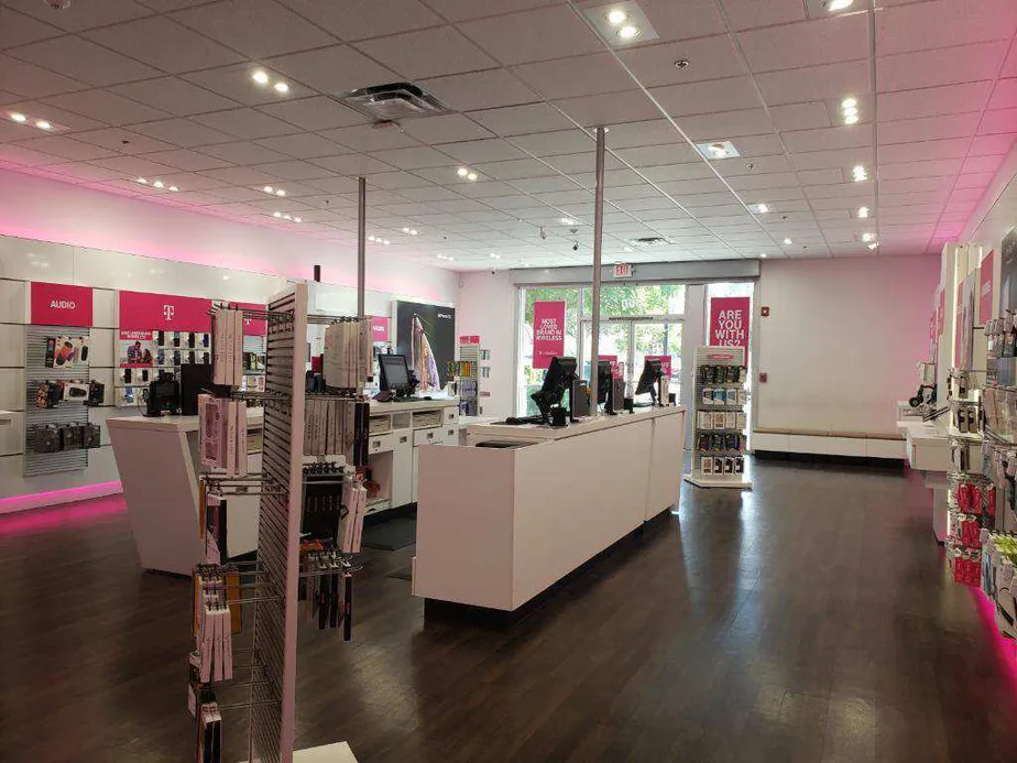 Foto del interior de la tienda T-Mobile en Hatch & Central, Modesto, CA